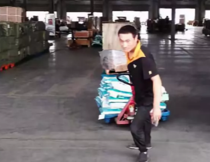 條件差的地面,該怎么使用手動液壓搬運車