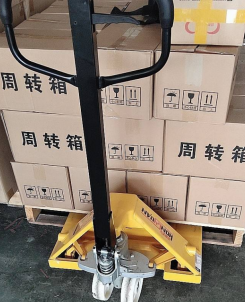 工廠庫(kù)房比較擁擠，用手動(dòng)托盤(pán)搬運(yùn)車(chē)比較適宜